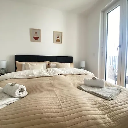 Am Flughafen, Glasfaser-internet, Waschmaschine * Шёнефельд